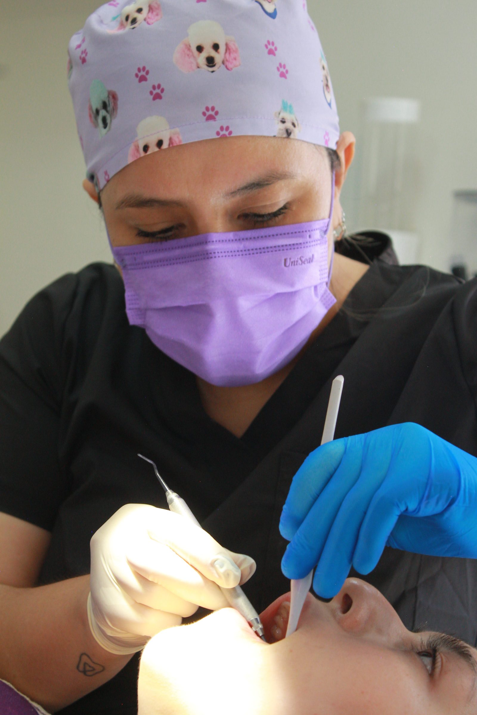 Atención dental durante una revisión bucal en consultorio de Somnia Dent.